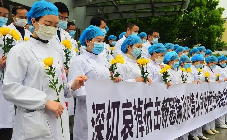 China rinde homenaje a sus fallecidos por coronavirus