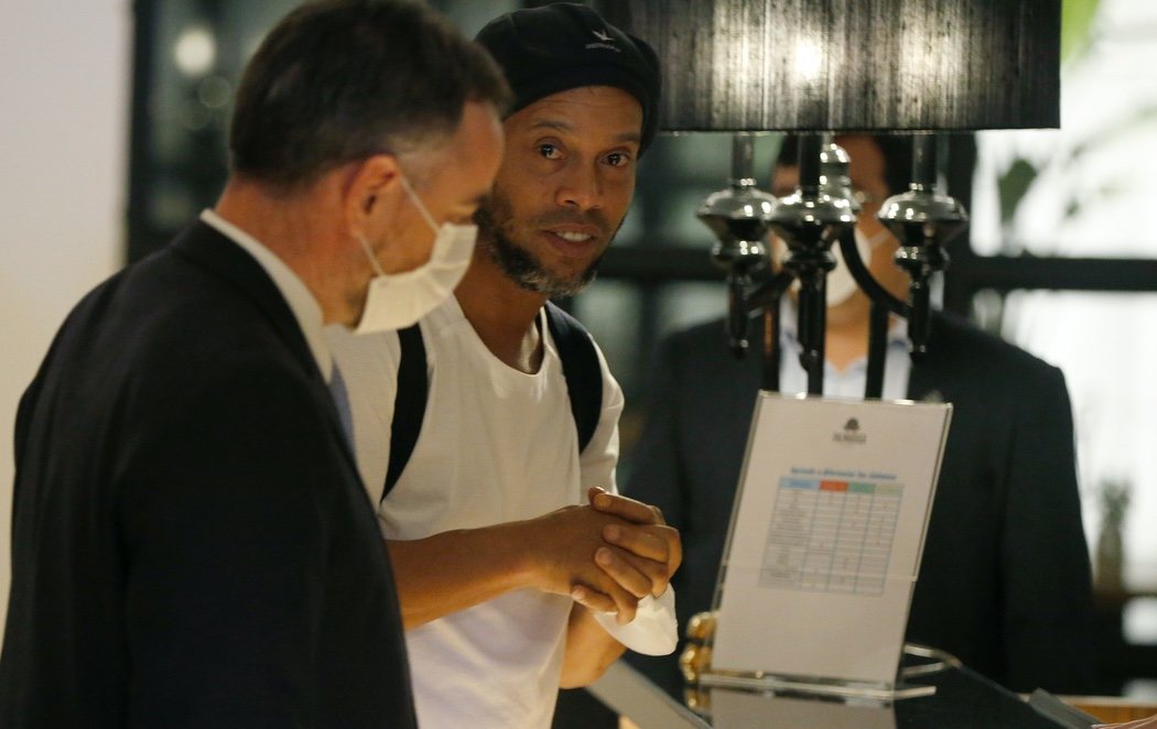 Ronaldinho sale de la cárcel para cumplir el arresto domiciliario en un hotel de lujo