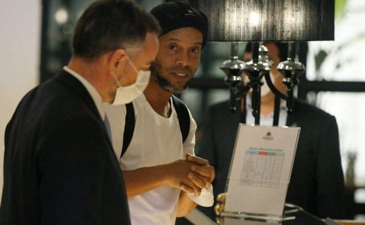 Ronaldinho sale de la cárcel para cumplir el arresto domiciliario en un hotel de lujo