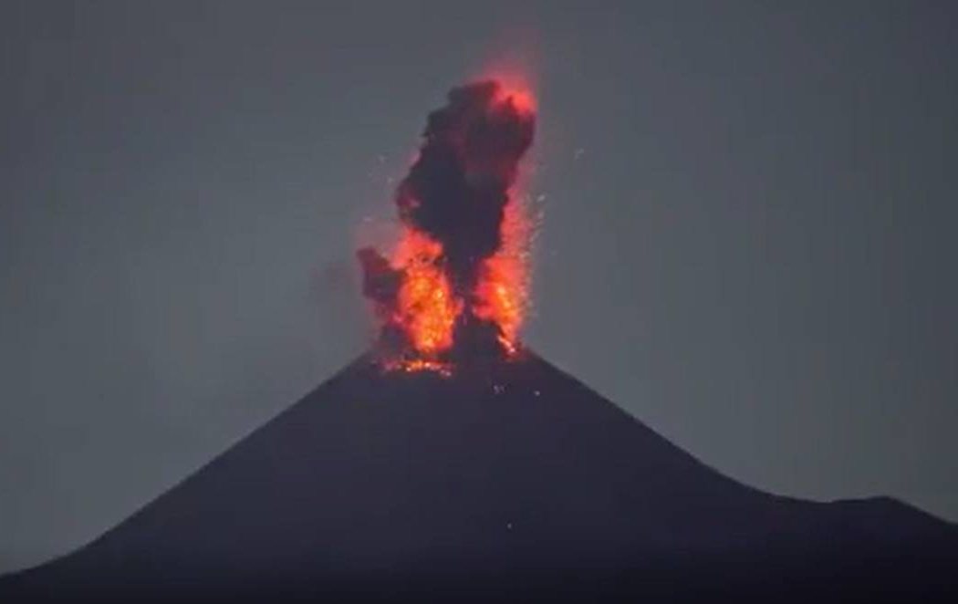 El volcán Anak Krakatoa entra en erupción en Indonesia