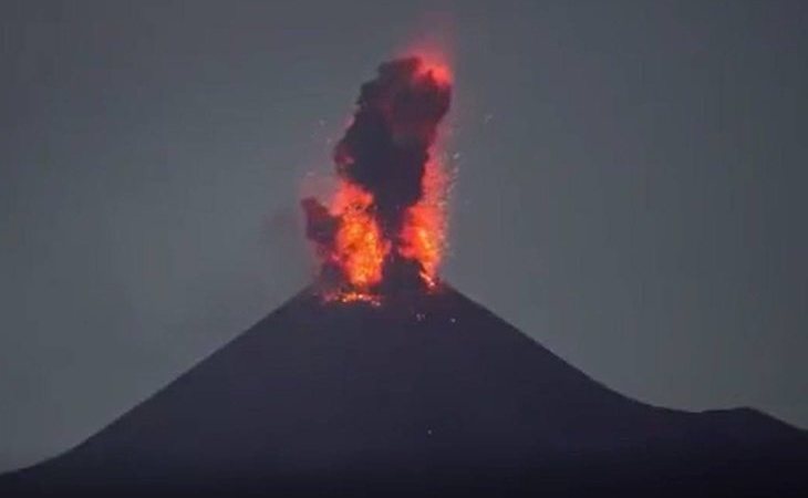 El volcán Anak Krakatoa entra en erupción en Indonesia