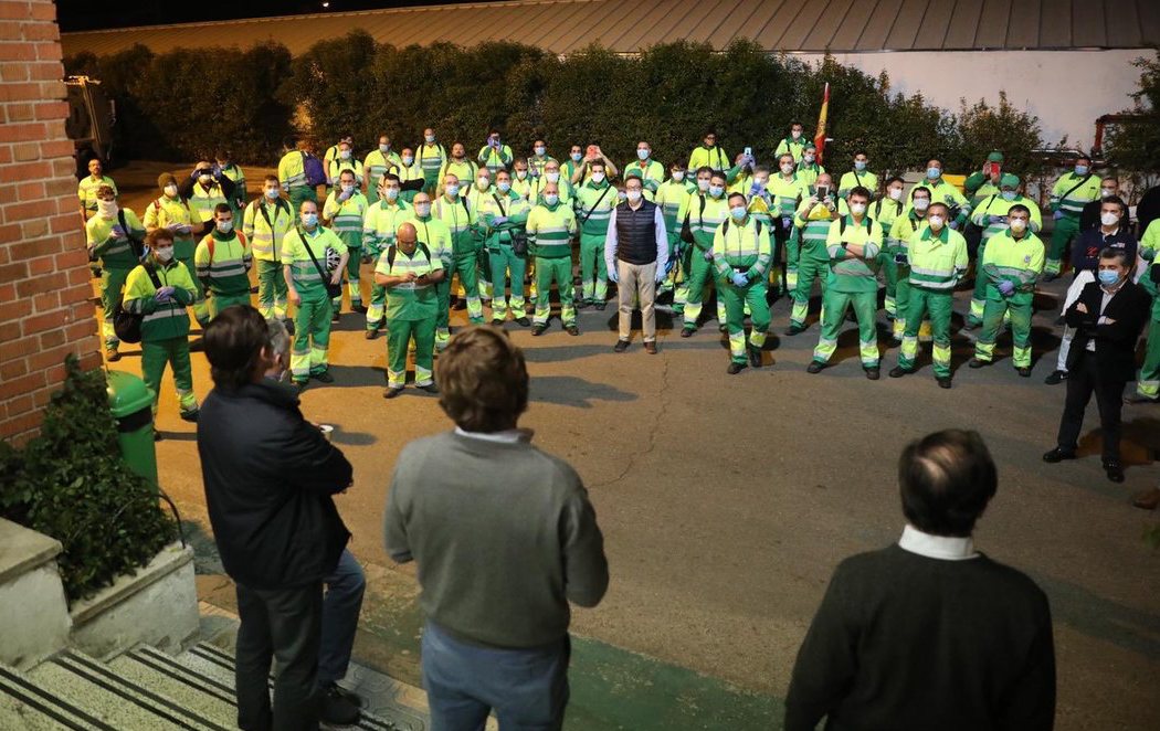 José Luis Martínez Almeida lleva chocolate con churros a los trabajadores de recogida de residuos