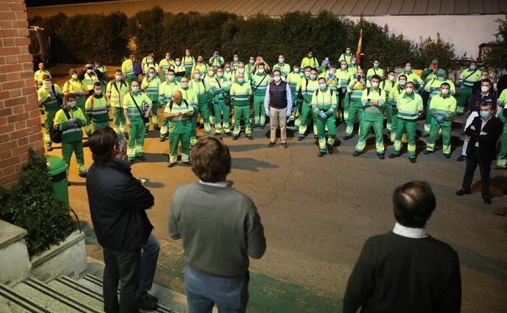 José Luis Martínez Almeida lleva chocolate con churros a los trabajadores de recogida de residuos