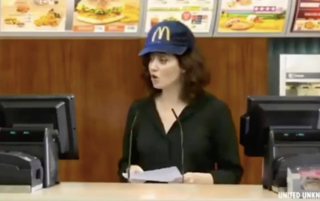 El meme de Ayuso como cajera de McDonald's que hasta la presidenta aplaude en redes