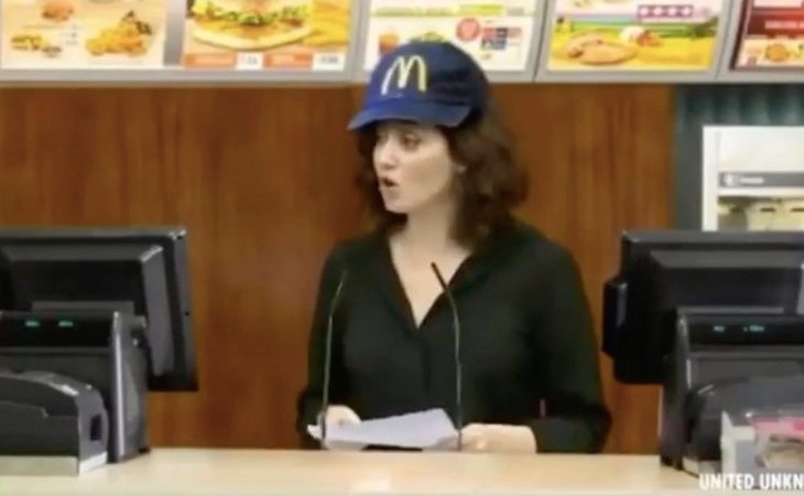 El meme de Ayuso como cajera de McDonald's que hasta la presidenta aplaude en redes