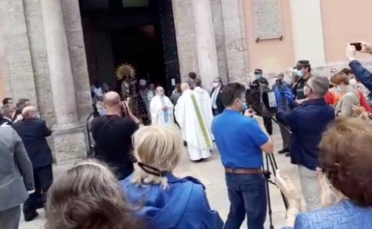 El cardenal Cañizares se salta el estado de alarma y celebra una misa ante una aglomeración de gente
