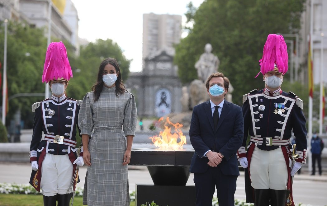 Almeida instala una llama permanente a los muertos por coronavirus en Cibeles