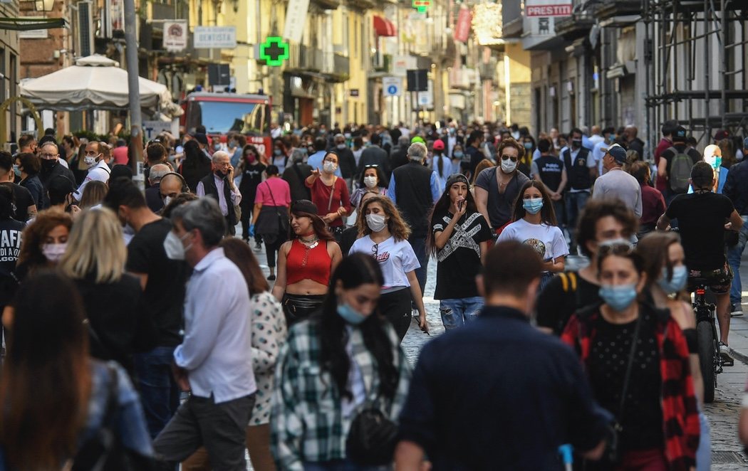 Las calles de Nápoles, completamente abarrotadas tras la apertura de los confinamientos