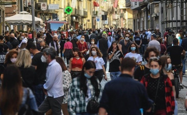 Las calles de Nápoles, completamente abarrotadas tras la apertura de los confinamientos