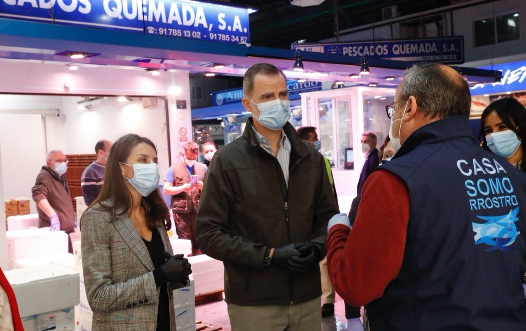 Los reyes acuden de madrugada a Mercamadrid para fotografiarse recorriendo sus puestos