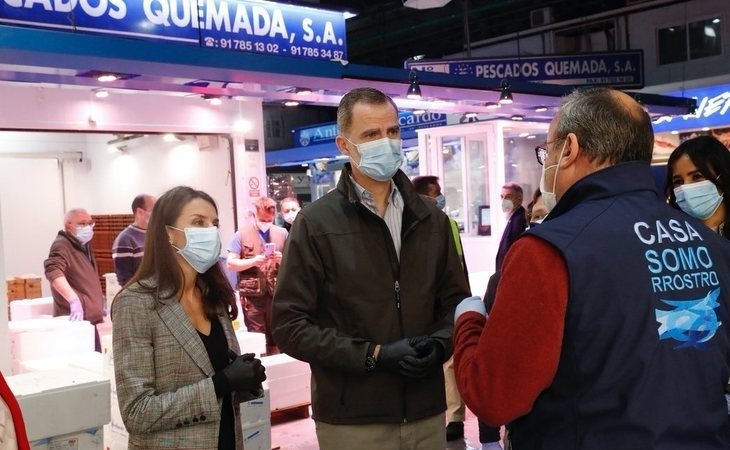 Los reyes acuden de madrugada a Mercamadrid para fotografiarse recorriendo sus puestos