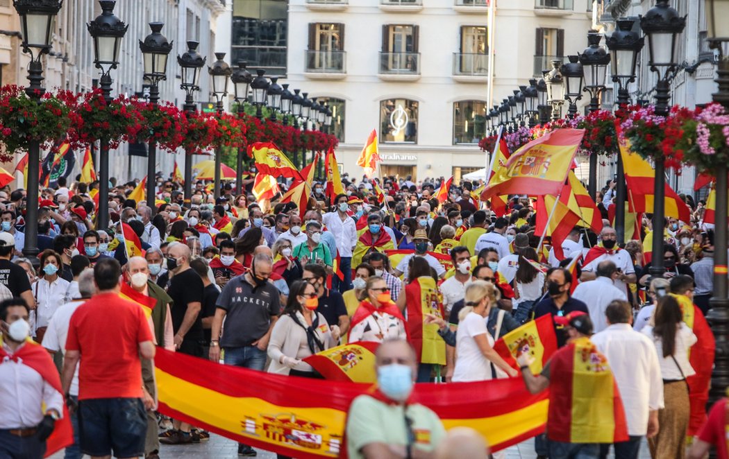 Concentración en la calle Larios de Málaga sin respetar la distancia de seguridad y entre saludos fascistas para protestar contra el Gobierno