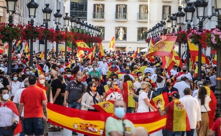 Concentración en la calle Larios de Málaga sin respetar la distancia de seguridad y entre saludos fascistas para protestar contra el Gobierno