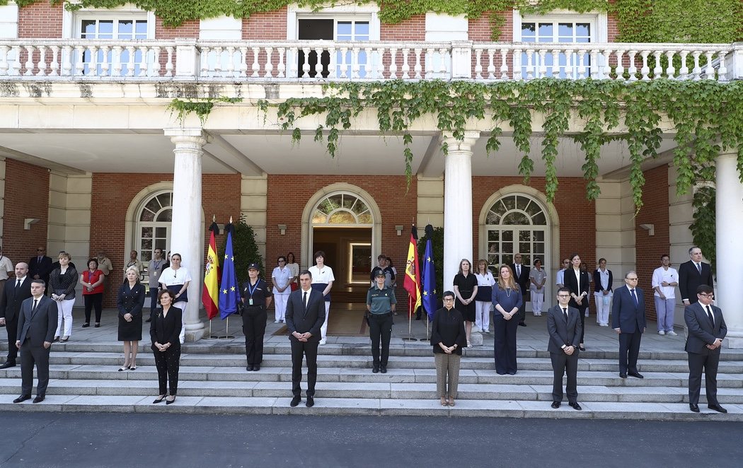 El Gobierno guarda un minuto de silencio en La Moncloa por las víctimas del coronavirus