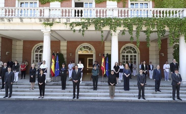 El Gobierno guarda un minuto de silencio en La Moncloa por las víctimas del coronavirus