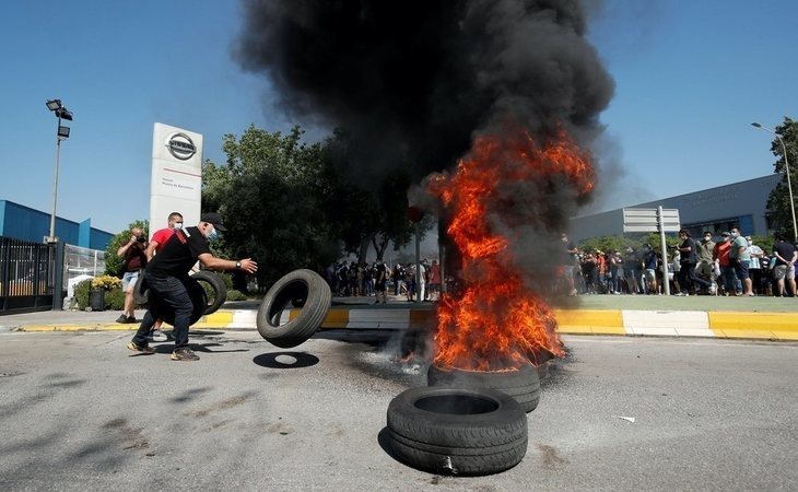 Los trabajadores de Nissan se levantan ante el cierre de la planta de Barcelona