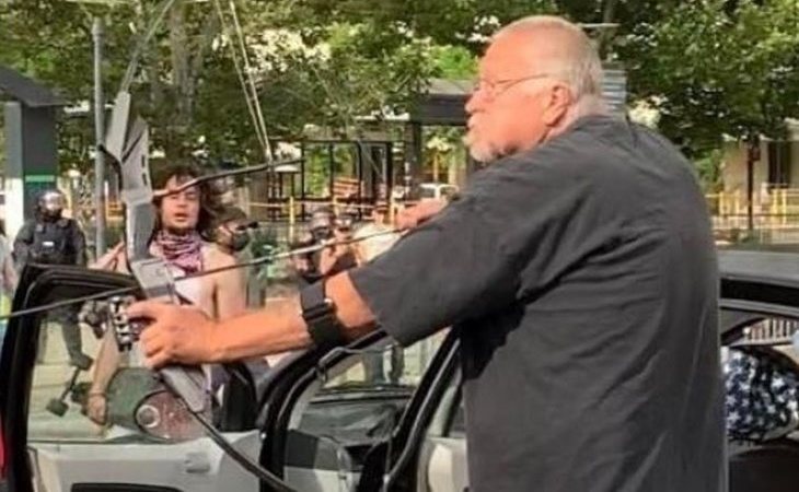 Un hombre dispara flechas con su arco a los manifestantes por el asesinato de George Floyd