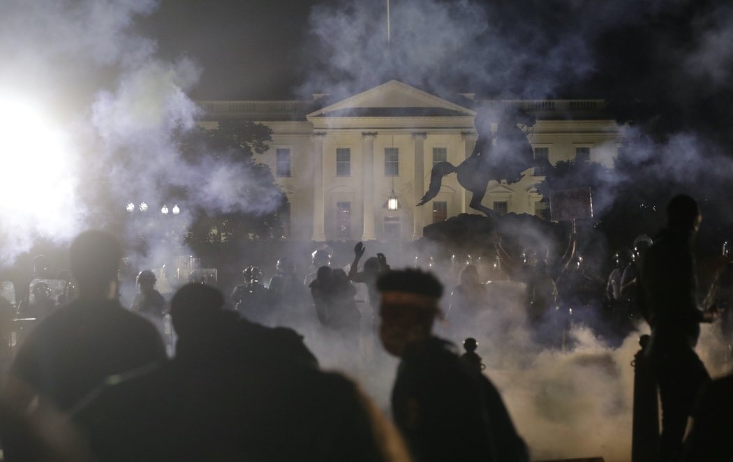 Donald Trump, escondido en el búnker de la Casa Blanca por los disturbios frente a su residencia