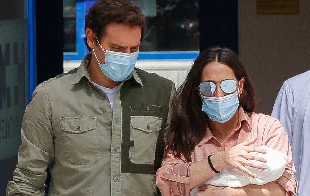 Malú y Albert Rivera salen felices del hospital con su hija Lucía