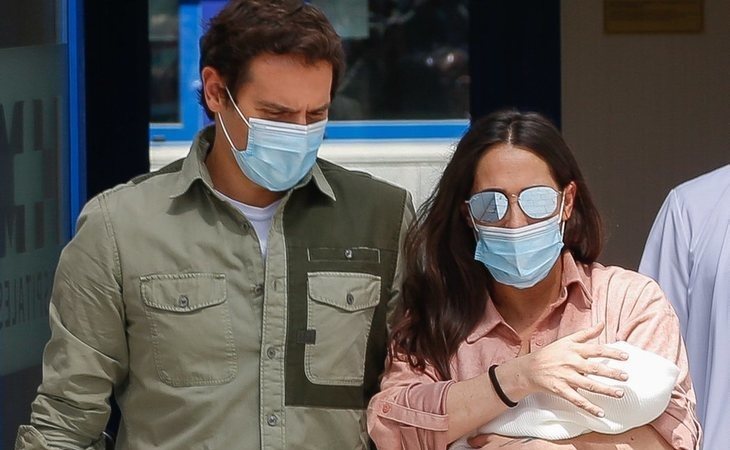 Malú y Albert Rivera salen felices del hospital con su hija Lucía