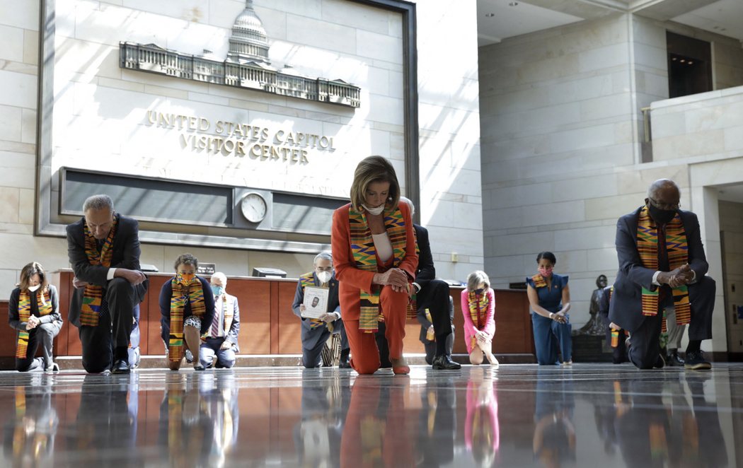 Nancy Pelosi y una veintena de congresistas demócratas se arrodillan en el Capitolio de EEUU en recuerdo de George Floyd