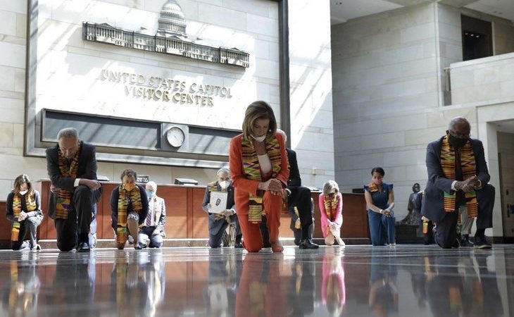 Nancy Pelosi y una veintena de congresistas demócratas se arrodillan en el Capitolio de EEUU en recuerdo de George Floyd