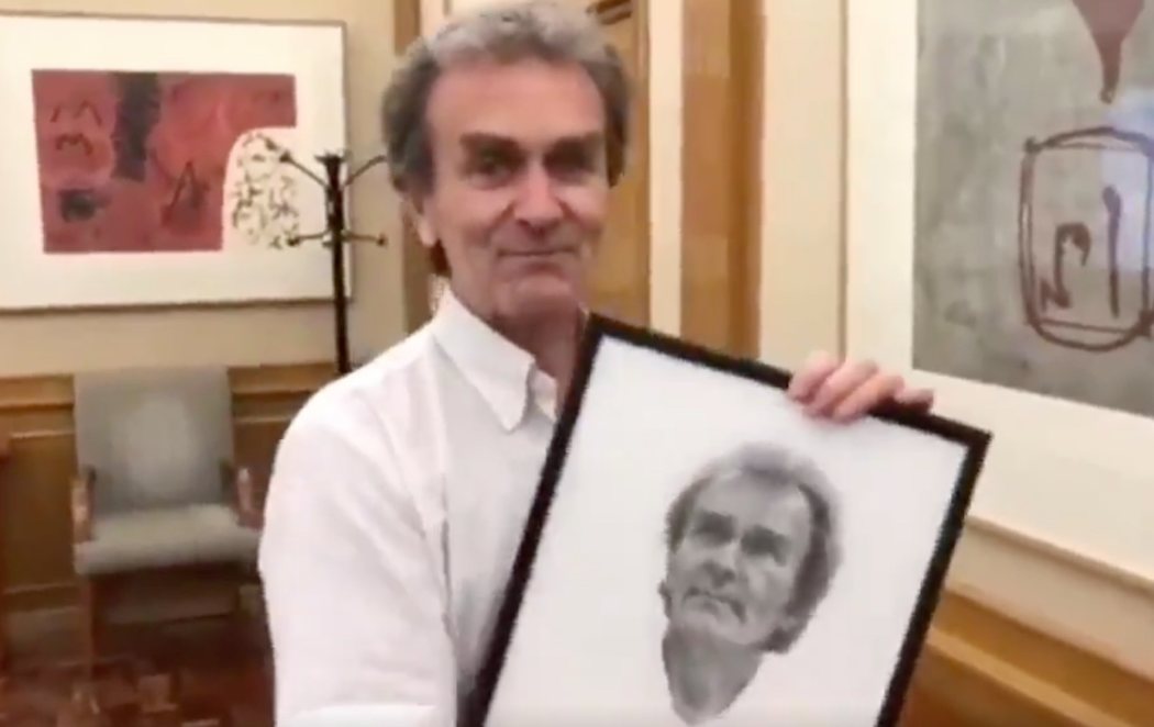 Fernando Simón se emociona al recibir un retrato de regalo