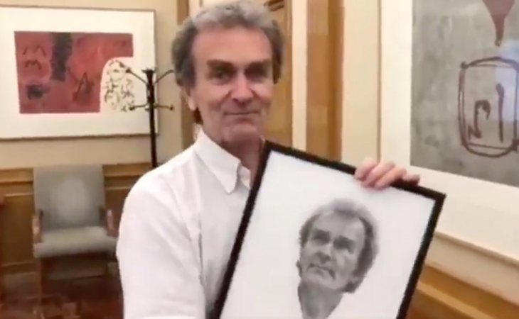 Fernando Simón se emociona al recibir un retrato de regalo