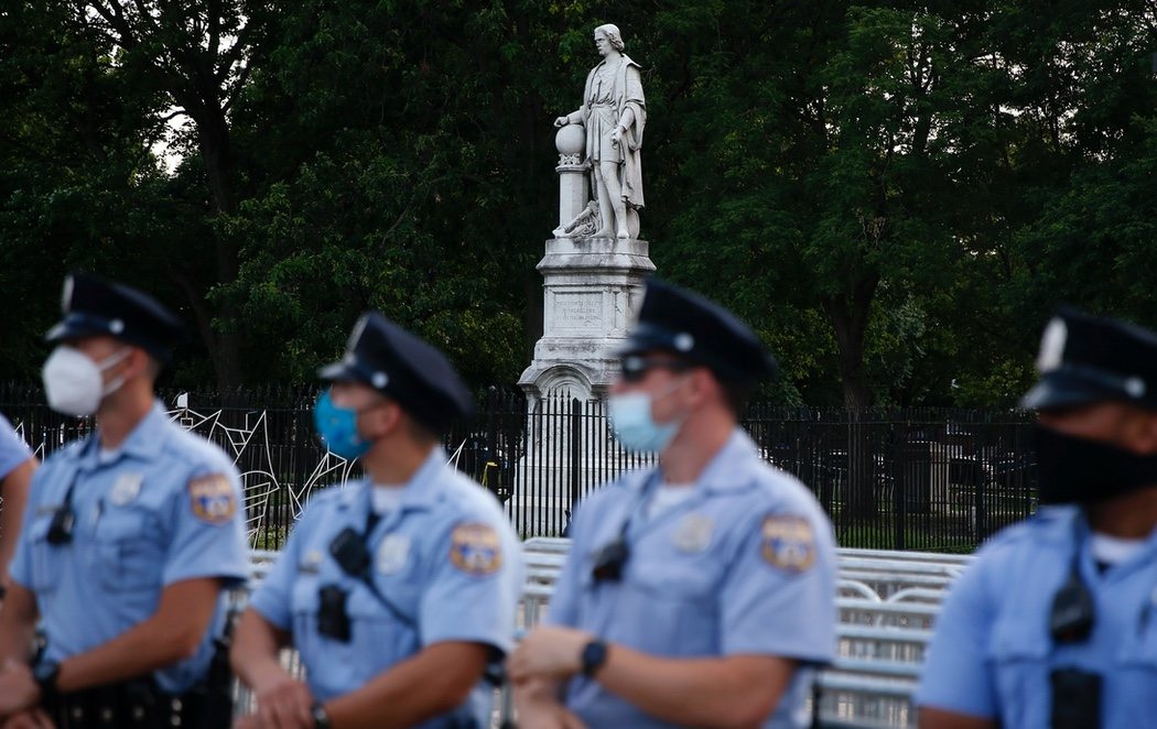 La policía protege la estatua de Colón en Filadelfia ante la ola de ataques en todo el país