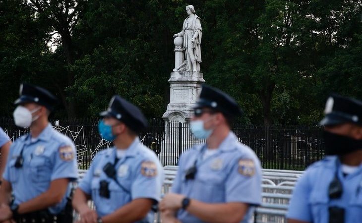 La policía protege la estatua de Colón en Filadelfia ante la ola de ataques en todo el país