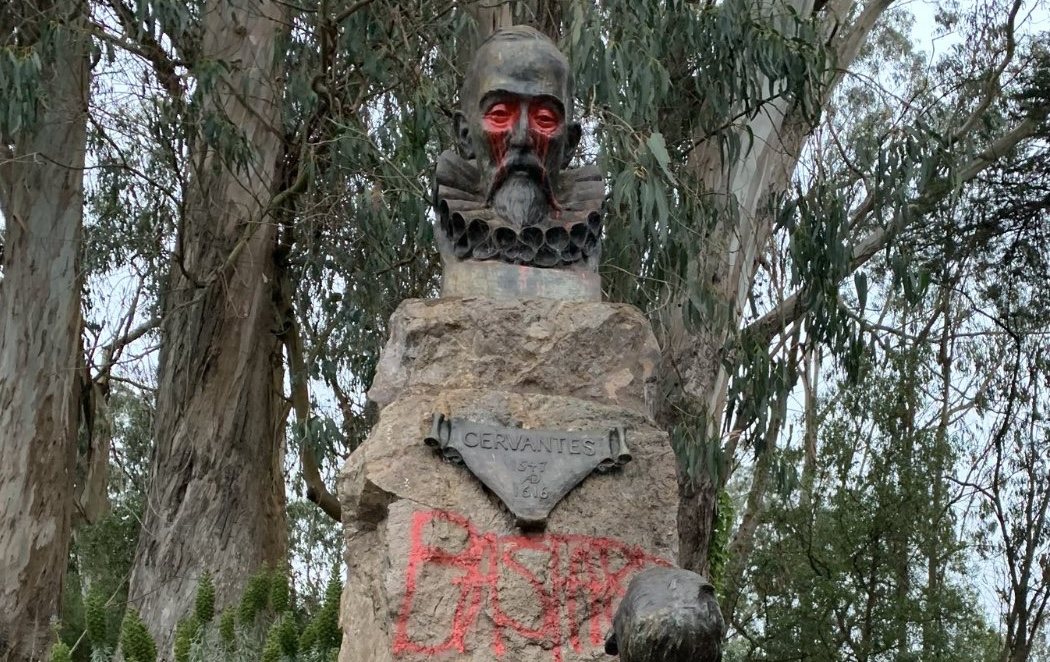 Profanan la estatua de Cervantes en San Francisco en medio de las protestas en Estados Unidos