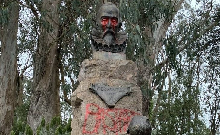 Profanan la estatua de Cervantes en San Francisco en medio de las protestas en Estados Unidos