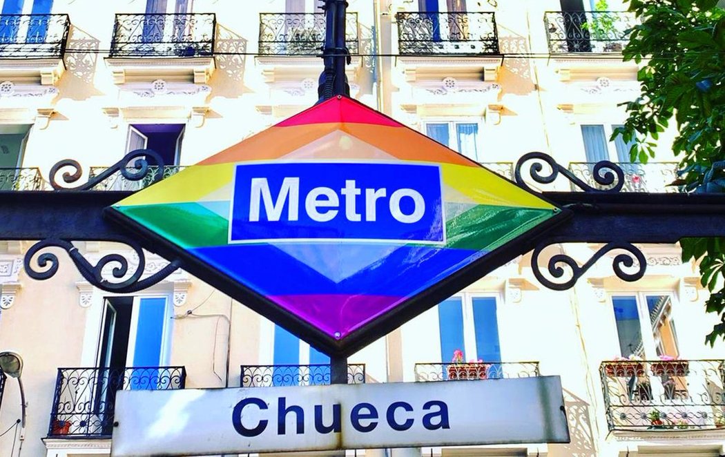 Chueca lucirá el logo de Metro con los colores de la bandera LGTBI de forma permanente