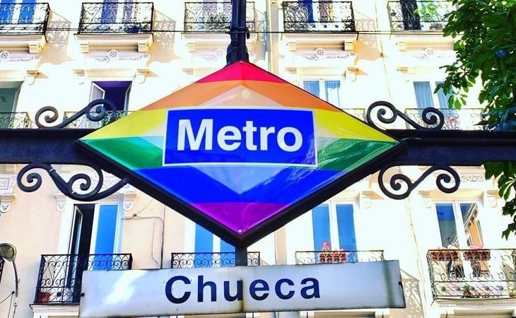 Chueca lucirá el logo de Metro con los colores de la bandera LGTBI de forma permanente
