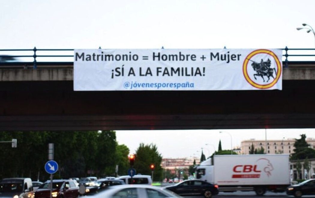 Un grupo ultraderechista vinculado a VOX cuelga una pancarta homófoba en pleno centro de Madrid