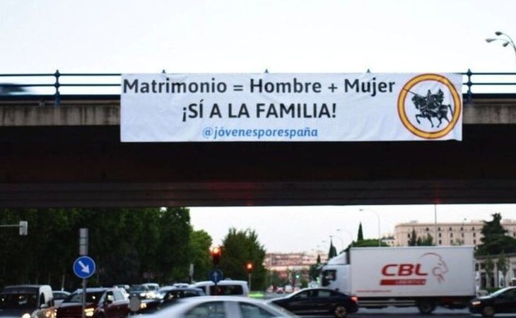 Un grupo ultraderechista vinculado a VOX cuelga una pancarta homófoba en pleno centro de Madrid