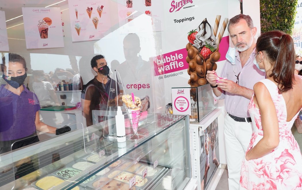 La reina rechaza un helado en pleno paseo marítimo de Benidorm: "En mi casa no tomamos azúcar"