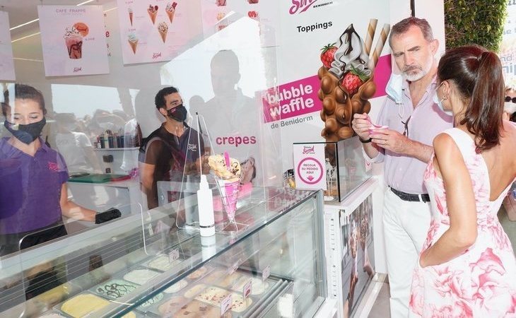 La reina rechaza un helado en pleno paseo marítimo de Benidorm: "En mi casa no tomamos azúcar"