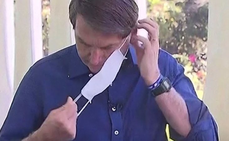 Bolsonaro anuncia su positivo en coronavirus quitándose la mascarilla ante la prensa