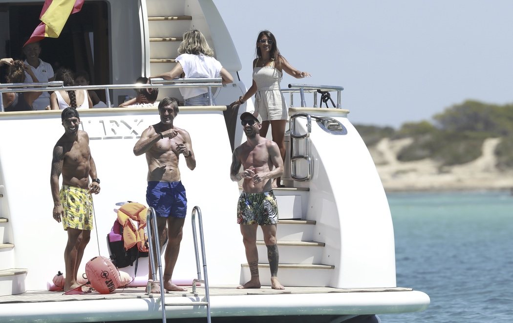 Messi y Luis Suárez, de marcha en Ibiza tras saltarse las recomendaciones y abandonar Barcelona