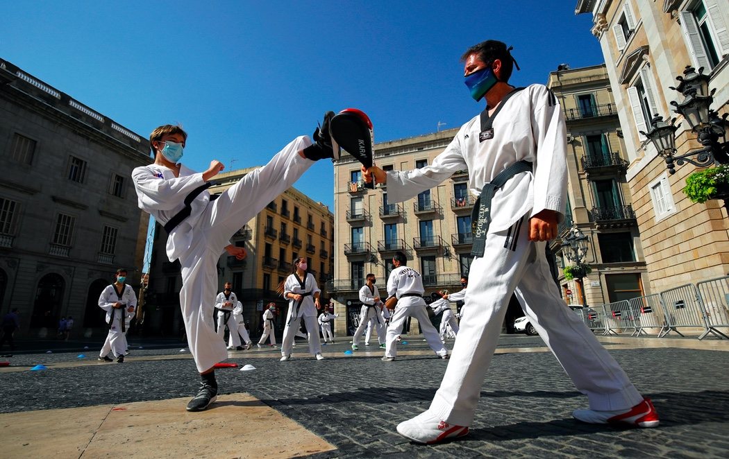 Protestas frente al Palau de la Generalitat por el cierre de los gimnasios en pleno rebrote