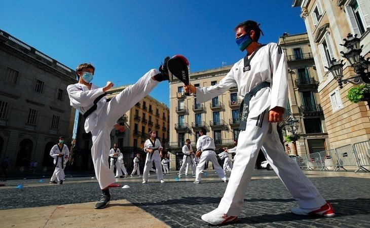 Protestas frente al Palau de la Generalitat por el cierre de los gimnasios en pleno rebrote