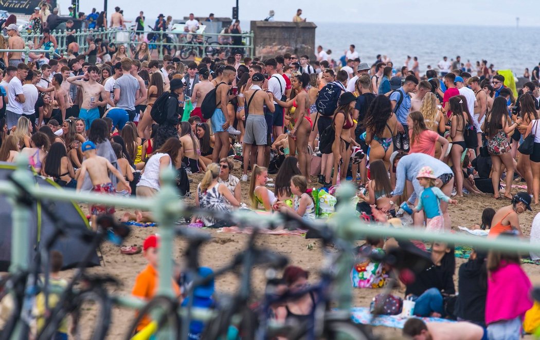 Las playas de Reino Unido, completamente abarrotadas con rebrotes en plena cuarentena a España