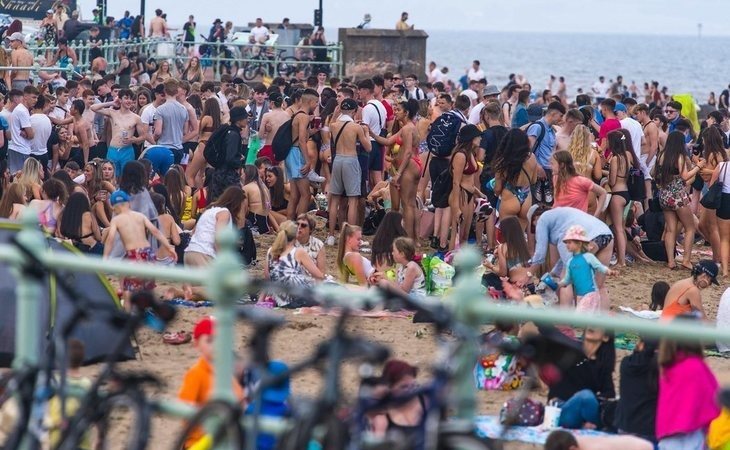 Las playas de Reino Unido, completamente abarrotadas con rebrotes en plena cuarentena a España