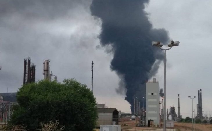 Estalla un tanque en una petrolera en Puertollano (Ciudad Real) a causa de un rayo