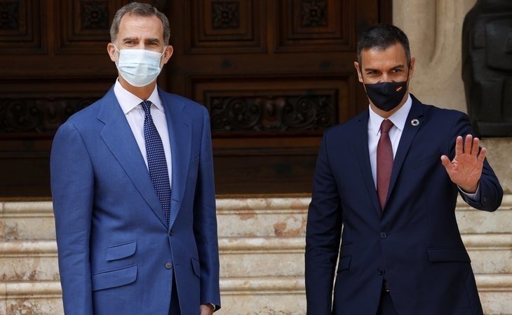 Felipe VI recibe a Pedro Sánchez en Mallorca en su primer encuentro tras la marcha de España de Juan Carlos I