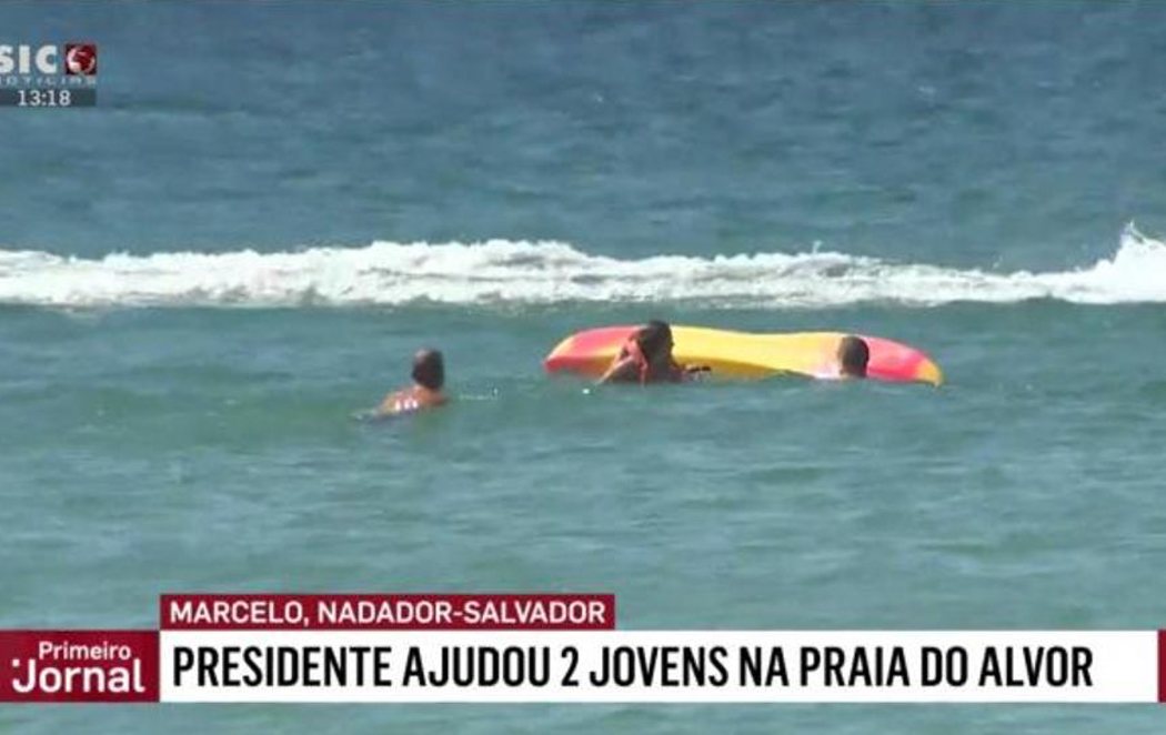 El presidente de Portugal ayuda a rescatar a dos bañistas en el Algarve