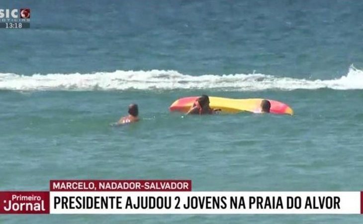 El presidente de Portugal ayuda a rescatar a dos bañistas en el Algarve