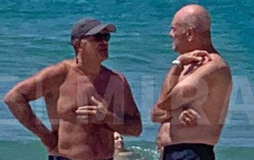 El ministro de Justicia y Manuel Chaves, pillados en la playa sin mascarilla