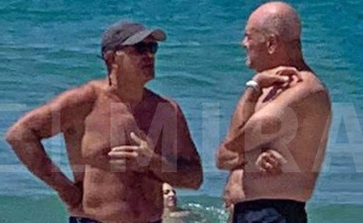 El ministro de Justicia y Manuel Chaves, pillados en la playa sin mascarilla
